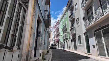 Lizbon 'da Portekiz Kültür Sokağı Sahnesi Yürürken