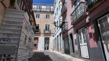 Lizbon caddesinde kaldırımlı zemin ve eski evlerle gündüz yürüyüşü