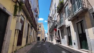 Geleneksel Lizbon caddesinde yürüyen kişinin göz seviyesinden bak