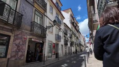 Eski evleri ve yürüme tecrübesi olan Avrupa seyahati Lizbon sokağı