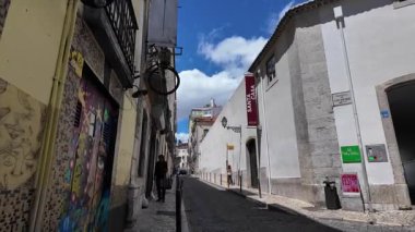 Lizbon Portekiz 'in eski sokaklarında gezinen seyahat perspektifi