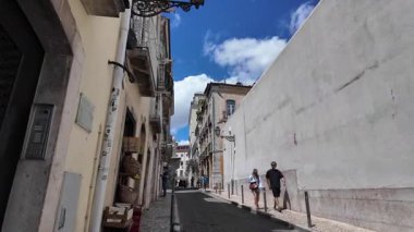 Lizbon yürüyüş sahnesinde fayanslı evler ve kaldırım taşı yollar