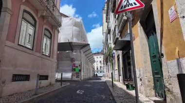 Lizbon eski kasaba manzarası Dar yolda yürüyen perspektif