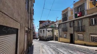 Lizbon 'daki eski mahallede kaldırımlı yolda yürüyen biri görülmüş.