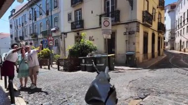 Eski Portekiz evleri ile dar sokaktan yerel Lizbon titreşimi