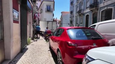 Eski Lizbon yolunda parke taşı cazibesiyle yürüyen turist manzarası