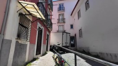 Lizbon klasik evlerle eski şehir sokaklarında yürüyor