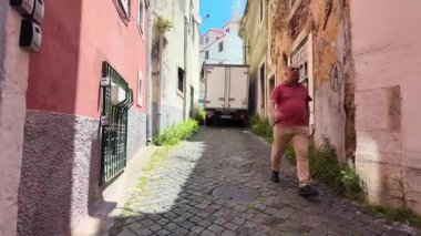 Lizbon turu, miras evleriyle dar bir sokakta yürürken görüldü