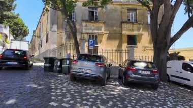 Lizbon 'u eski duvarları olan dar tarihi caddede gözden geçiriyoruz.