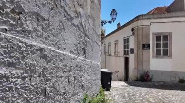 Lizbon caddesinde Portekiz cazibesi eski binalar ve fayanslarla yürüyor