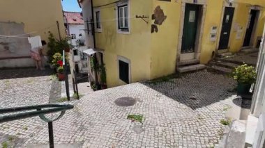 Lizbon caddesinde otantik Portekiz evleriyle göz hizasında yürüyüş