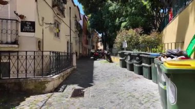 Lizbon 'da sokak keşfi. Dar bir sokakta yürüyen insan var.