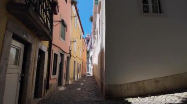 Lizbon 'da kültürel seyahat. Taş yolu olan dar bir sokakta yürüme.