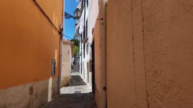 Geleneksel Lizbon sokak manzarası Eski fayanslı evlerle yürürken