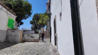 POV seyahati Lizbon Portekiz 'de tarihi kaldırım taşı caddesinde yürüyor