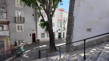 Lizbon sokaklarının klasik manzarası kaldırımlı yol ve eski mimari