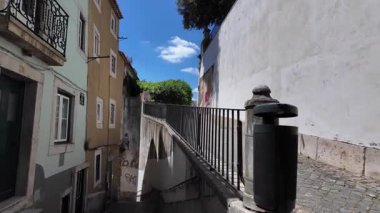 Lizbon 'un şehir manzarası büyüleyici bir sokak aralığıyla