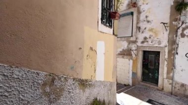 Lizbon Portekiz caddesinde otantik binalar ve gündüz ışığı var.