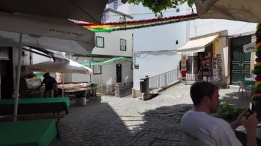 Eski taş yolu ve geleneksel binaları olan Dar Lizbon caddesi