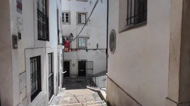 Lizbon 'da sokak gezisi fayans evler ve kaldırımlarla eski alanlarda yürüyor