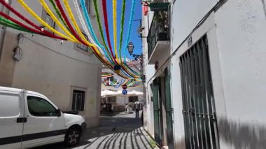 Portekiz seyahat sahnesi Dar Lizbon caddesinde kültürle yürüyor