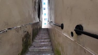 Lizbon 'un eski caddesinin kaldırım taşları ve cazibesiyle göz hizasından görünüşü