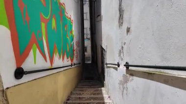 Lizbon 'da şehir yürüyüşü. Taş kaldırımlar ve tarihi binalar.