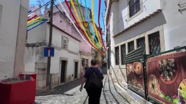 Portekiz mimarisi ile Lizbon caddesinde yürüyen ilk kişi.