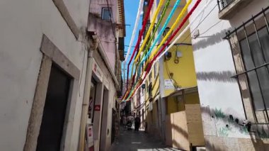 Lizbon seyehat ortamı miras evleriyle dar bir sokakta yürümekten