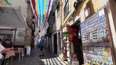 Lizbon sokaklarında geleneksel evlerle dolu gezici bakış açısı