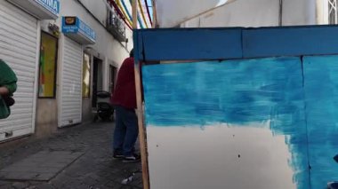 Lizbon Portekiz 'de kaldırım taşı yolundaki klasik sokağı keşfediyor.