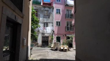 Eski mimarisi ve kaldırımları olan canlı Lizbon Portekiz caddesi