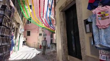 Lizbon tarihi caddesinde cazibeyle yürüyen gerçek bir şahıs.