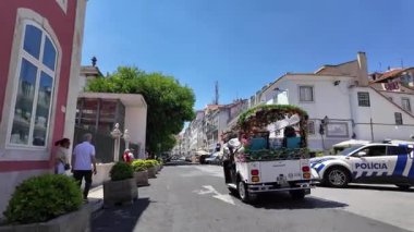 Lizbon 'da yürüyen turistik bölge tarihi cadde eski Portekiz evleriyle dolu.