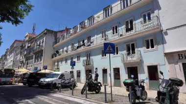 Lizbon 'daki eski Avrupa caddesi kaldırımlarla yürürken görüldü