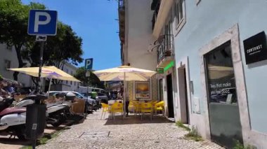 Geleneksel renkli binalarla Lizbon dar sokaklarında yürüyüş turu