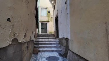 Lizbon 'da birinci şahıs seyahat manzaralı büyüleyici bir cadde