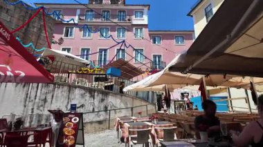 Taş kaldırımlı ve geleneksel ev manzaralı eski Lizbon caddesi