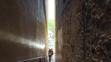 Portekiz 'in eski Lizbon şehrinde, dar sokaklar ve fayanslı evlerle POV yürüyüşü