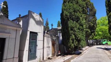 Yosun dolu mezarlar ve yaşlanmış mezar taşları eski mezarlık yolu hizasında.