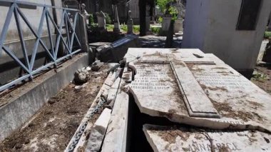 Yosun ve eskimiş mezarlarla dolu sakin bir mezarlık.