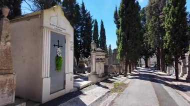 Eski güzelliklerle mezarlıkta düşünceli bir gezinti.