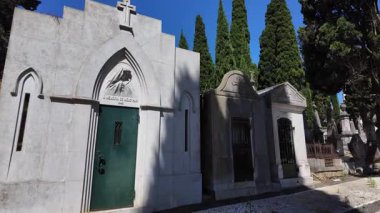 Huzurlu mezarlıkta unutulmuş mezar taşlarının yanından geçiyorum.