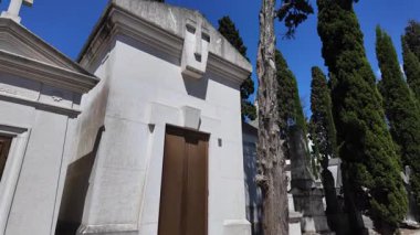 Mezarlar ve doğa karışımı eski bir mezarlık.