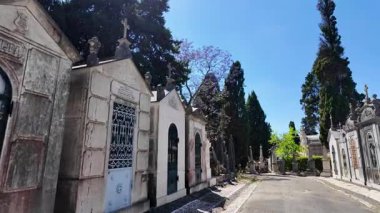 Mezarlık boyunca eski mezar taşlarıyla sakin bir yol.