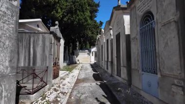 Huzurlu mezarlık yolu antik mezar taşlarıyla dolu.