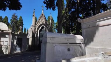 Yosun kaplı mezarların arasında yapayalnız bir adam.