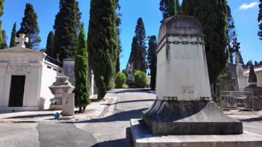 Mezarlıktaki ebedi güzellik. Tarihi mezarları ve yumuşak ışığı olan.