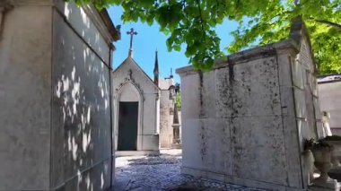 Uzun mezarlıkları ve sakin yolları olan sessiz eski bir mezarlık