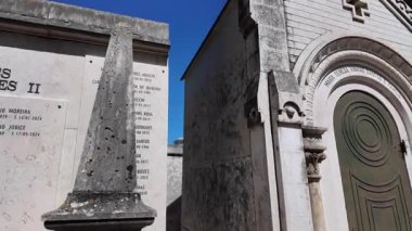 Sonsuza dek oyulmuş mezar taşlarıyla yosunlu mezarlığı keşfediyorum.